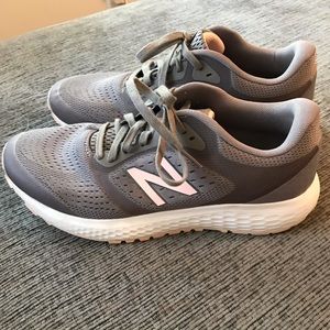 NEW BALANCE • SIZE: 10D • GRAY CLASSIC RUNNING SNEAKERS WITH COMFORT INS…